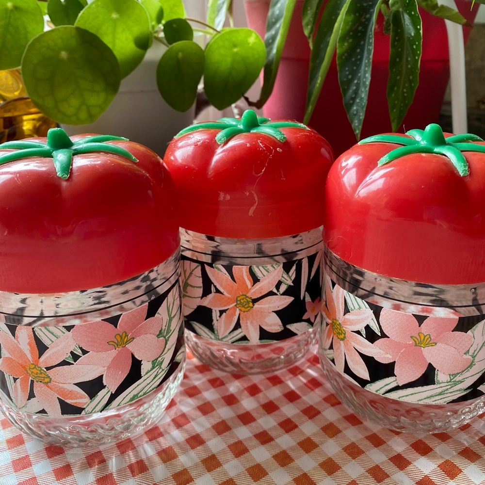 2/$25 Beautiful vintage container🌻